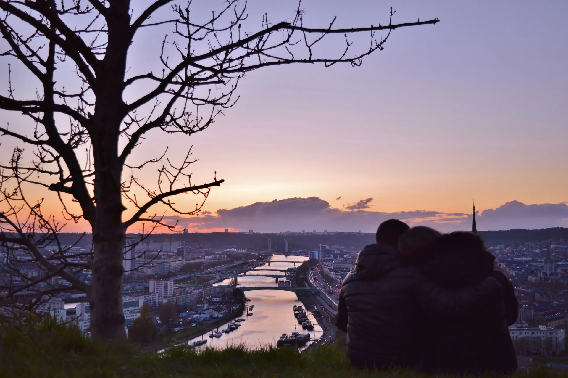 Couple enlacé au coucher du soleil, vue surle panorama de Rouen